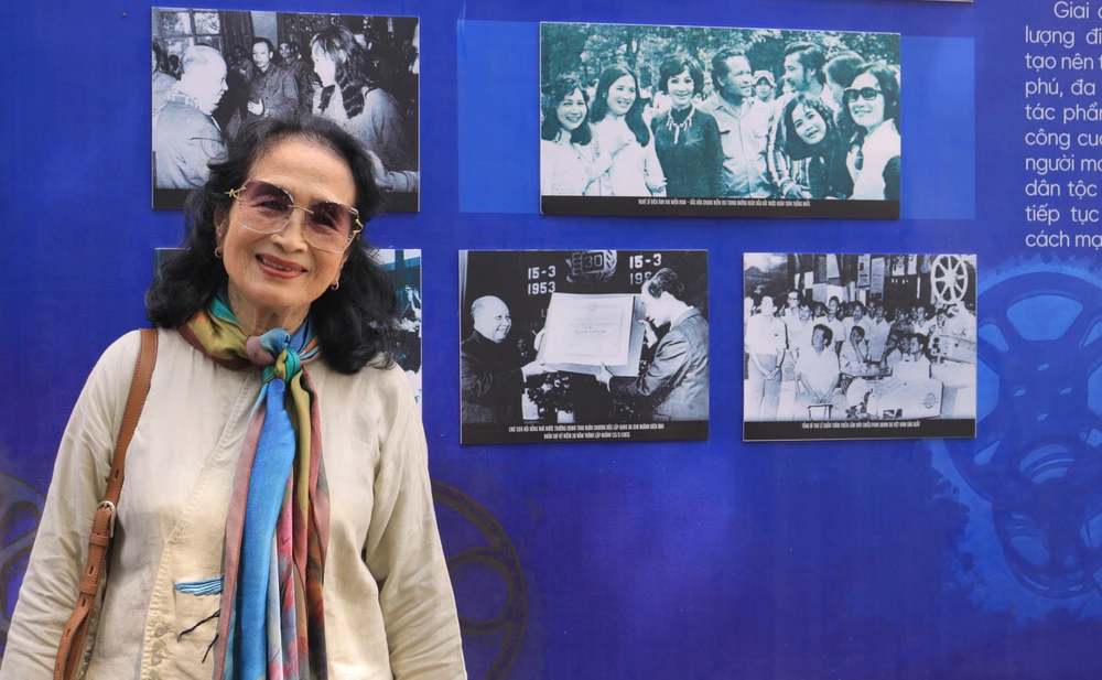 NSND Trà Giang bên cạnh bức ảnh được chụp cùng những nghệ sĩ điện ảnh Bắc-Nam những ngày đầu thống nhất đất nước. Ảnh: VÕ THƠ