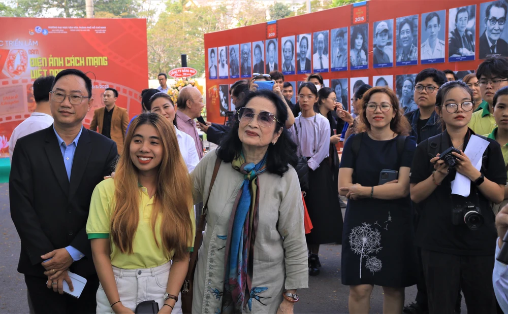 NSND Trà Giang xúc động khi nhìn lại hình ảnh những bộ phim trước đây từng đóng. Ảnh: VÕ THƠ