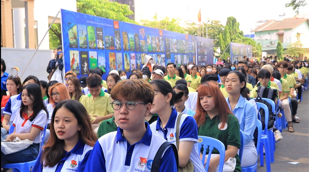 Triển lãm thu hút đông đảo công chúng tham gia, đặc biệt nhiều nghiên cứu sinh, đoàn viên, thanh niên, sinh viên. Ảnh: VÕ THƠ