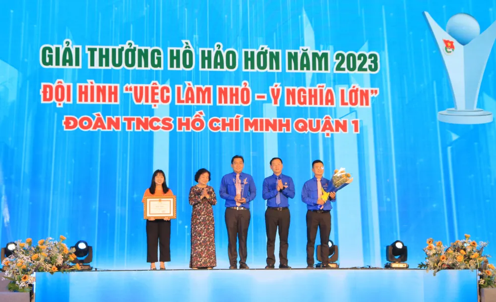 Nguyên Phó chủ tịch nước Trương Mỹ Hoa trao giải thưởng Hồ Hảo Hớn cho Quận Đoàn 1. Ảnh: VT