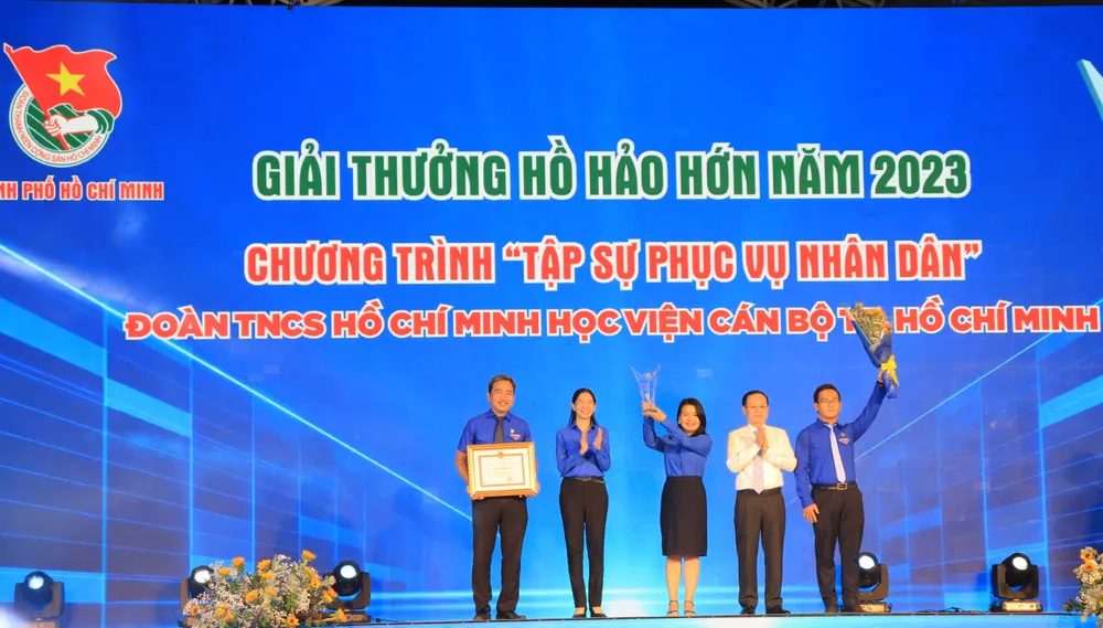 Phó Bí thư Nguyễn Văn Hiếu và Bí thư Thành Đoàn TP Phan Thị Thanh Phương trao giải Hồ Hảo Hớn cho Học viện Cán bộ TP. Ảnh: VT