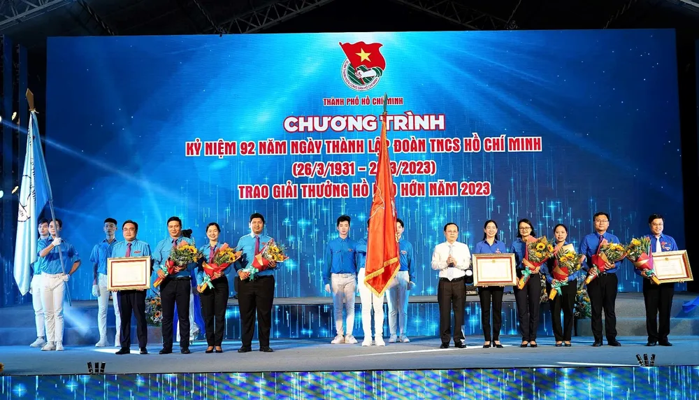 Phó Bí thư Thành ủy TP.HCM Nguyễn Văn Hiếu trao Huân chương Lao động hạng Ba cho hai tập thể và cá nhân. Ảnh: VT