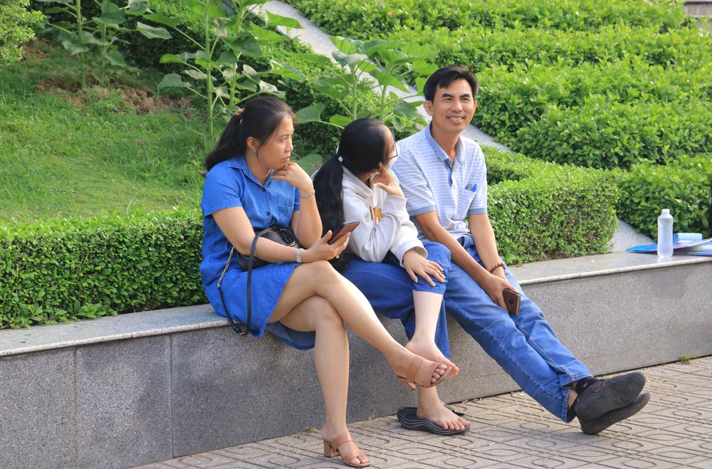 Dù phải vượt một quãng đường khá xa từ Long An lên TP.HCM, ông Thanh Tuấn cho biết luôn tạo điều kiện tốt nhất để cho con đạt kết quả như ý. &quot;Kỳ thi rơi vào cuối tuần nên gia đình tôi tranh thủ đợi con thi xong sẽ đưa các đi chơi khám phá Sài Gòn cũng như để giải tỏa sau kì thi căng thẳng&quot;- ông Tuấn cho biết.