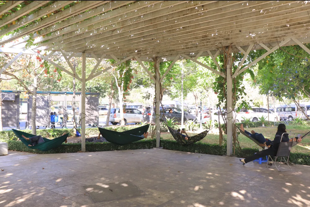 Nhiều phụ huynh ở các tỉnh, thành mang theo võng mắc trong khuôn viên nhà Văn hóa sinh viên ĐHQG.