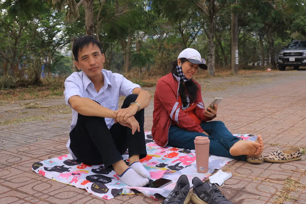 Vợ chồng ông Thanh Hoàng (Bình Dương) vừa mới đưa con vào trường cho hay sáng nay gia đình thức dậy từ lúc 4 giờ để đến điểm thi. Ông cho biết mặc dù con đòi tự đi nhưng gia đình không yên tâm một phần do điểm thi cách nhà khá xa, một phần bố mẹ muốn trải nghiệm cảm giác đợi con thi.