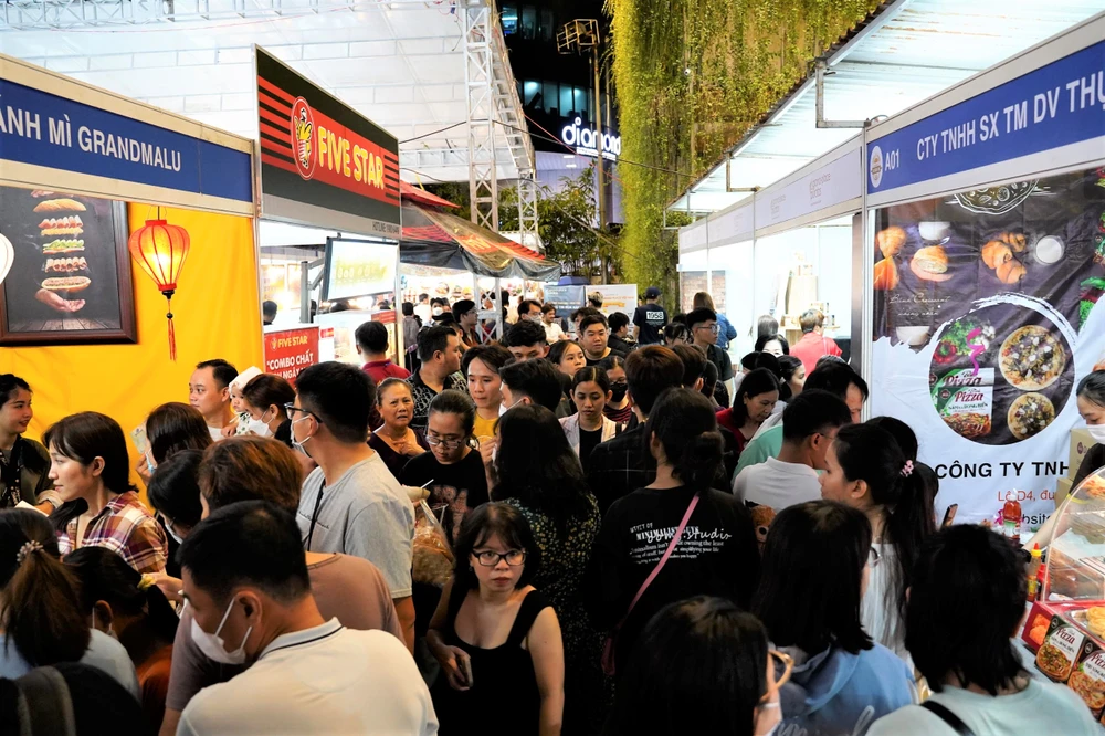 Đông người dân, du khách đã đến tham quan, trải nghiệm và mua sắm tại Lễ hội Bánh mì Việt Nam lần đầu tiên được tổ chức. Ảnh: VT