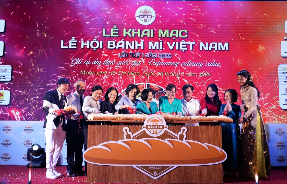Các đại biểu thực hiện nghi thức cắt bánh khai mạc Lễ hội bánh mì Việt Nam lần thứ I. Ảnh: VT