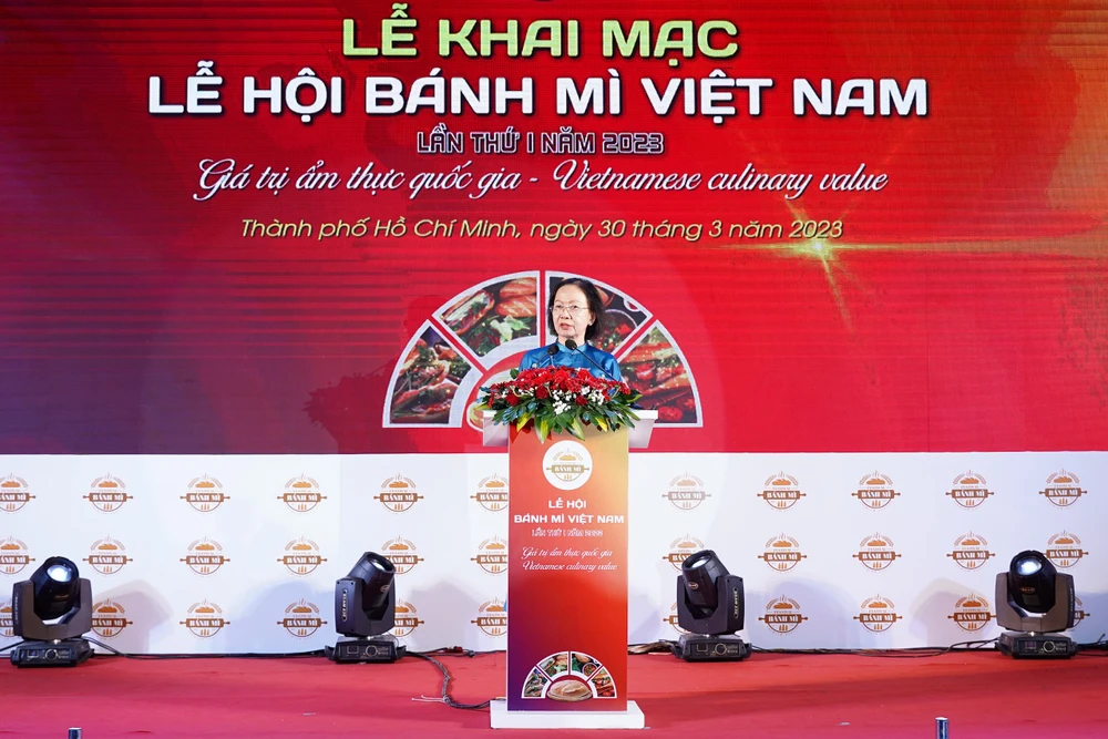 Chủ tịch Hiệp hội Du lịch TP.HCM Nguyễn Thị Khánh phát biểu khai mạc Lễ hội Bánh mì Việt Nam lần thứ I. Ảnh: VT