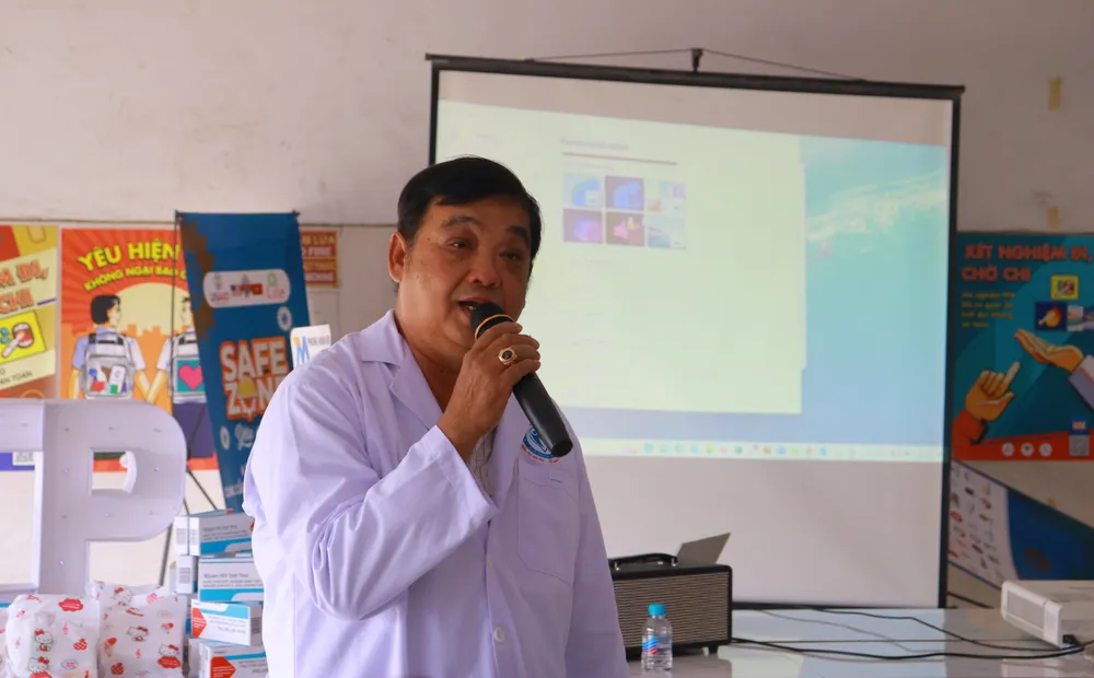 Bác sĩ Huỳnh Hữu Nhân thông tin các kiến thức về HIV. Ảnh: VT