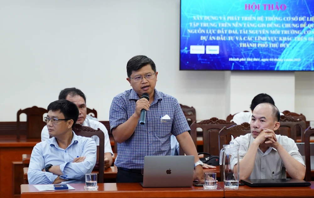 Ông Nguyễn Hữu Tuấn đóng góp ý kiến tại hội thảo. Ảnh: VT