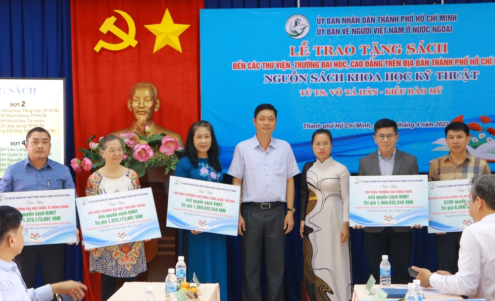 Bà Lê Thị Mỹ Châu, đại diện TS Võ Tá Hân trao tượng trưng số sách tặng cho các trường Đại học, cao đẳng. Ảnh: VT