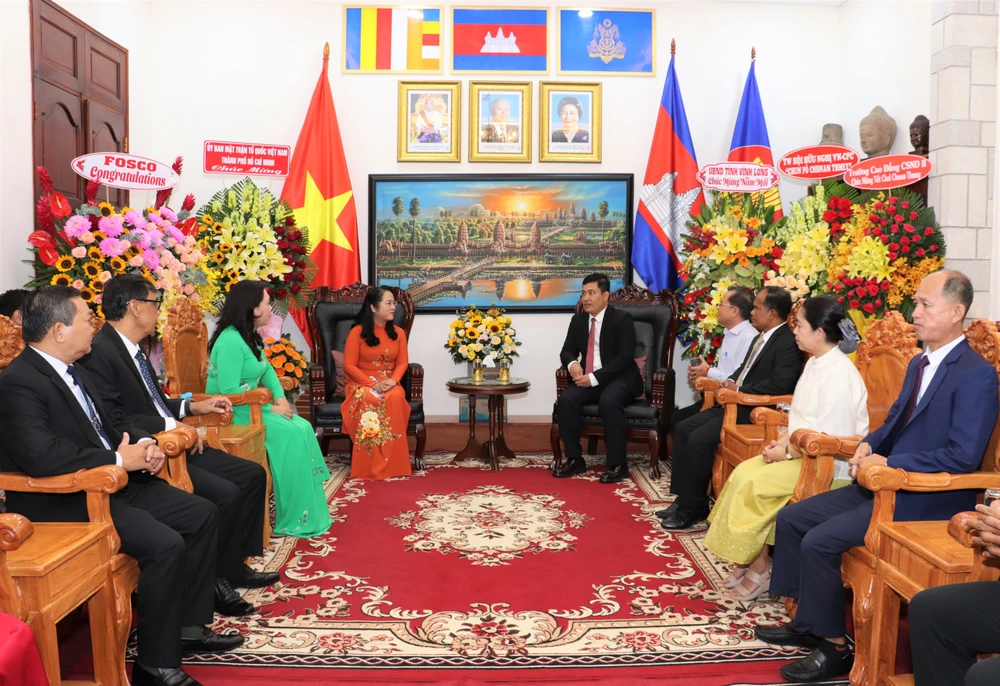 Đại diện Tổng Lãnh sự quán Vương quốc Campuchia tại TP.HCM tiếp Đoàn đại biểu Ủy ban MTTQ Việt Nam TP.HCM đến thăm và chúc Tết . Ảnh: AH