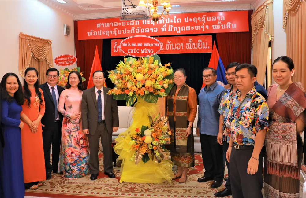 Đoàn Lãnh đạo TP.HCM tặng hoa và chúc Tết cổ truyền Bun Pi May của nhân dân Lào năm 2023 Ảnh: VÕ THƠ