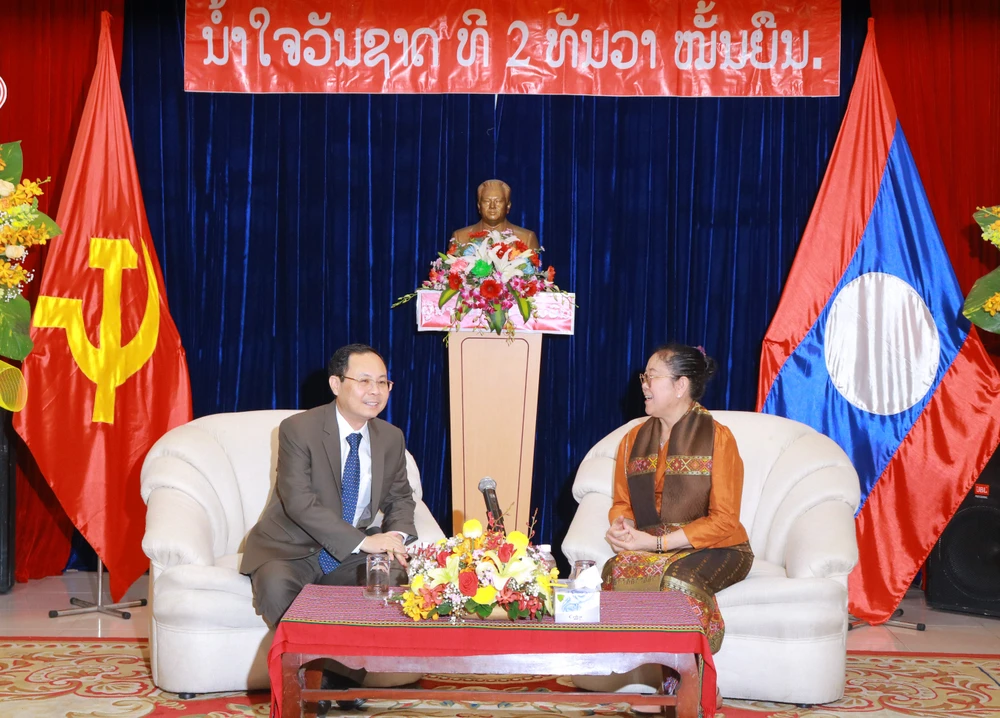 Phó Bí thư Thành ủy Nguyễn Văn Hiếu gửi lời chúc Tết cổ truyền Bun Pi May đến toàn thể cán bộ, nhân viên Tổng lãnh sự quán Cộng hòa Dân chủ Nhân dân Lào tại TP.HCM. Ảnh: VÕ THƠ