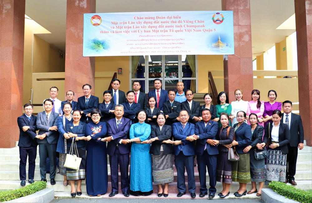 Lãnh đạo MTTQ Việt Nam TP cùng chụp ảnh lưu niệm với Đoàn Mặt trận thủ đô Viêng Chăn và tỉnh Champasak