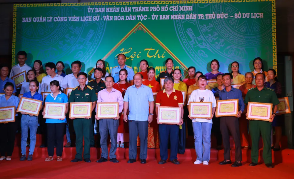 Ban tổ chức trao giải cho các đội thi đạt giải trong hội thi “Gói - nấu bánh chưng”. Ảnh: VT