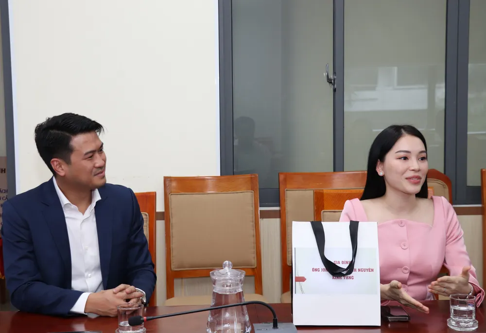 Cặp đôi Phillip Nguyễn và Linh Rin trao tặng phần kinh phí tổ chức tiệc mừng tại TP.HCM để cùng đồng hành, chia sẻ với các hoàn cảnh khó khăn của TP. Ảnh AH