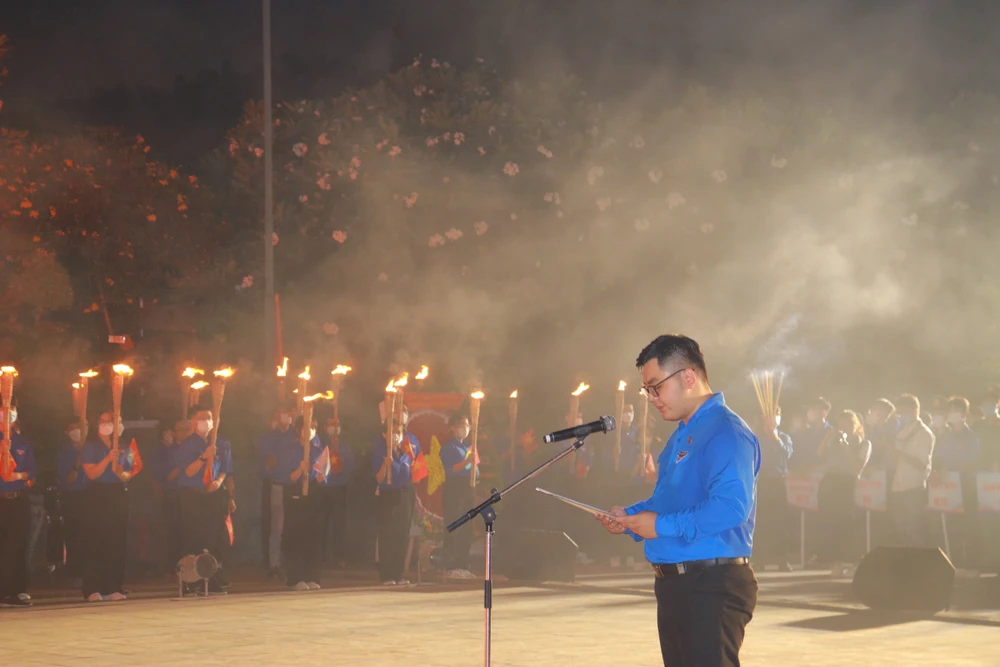 Phó Chủ tịch Hội Sinh viên Việt Nam TP Nguyễn Khánh Tùng phát biểu tại lễ thắp nến tri ân. Ảnh: VÕ THƠ