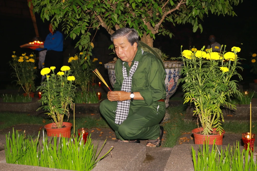 Trong những ngày tháng tư lịch sử, nhiều người tìm về thắp những nén hương tưởng nhớ người đồng đội cũ. Ảnh: VÕ THƠ