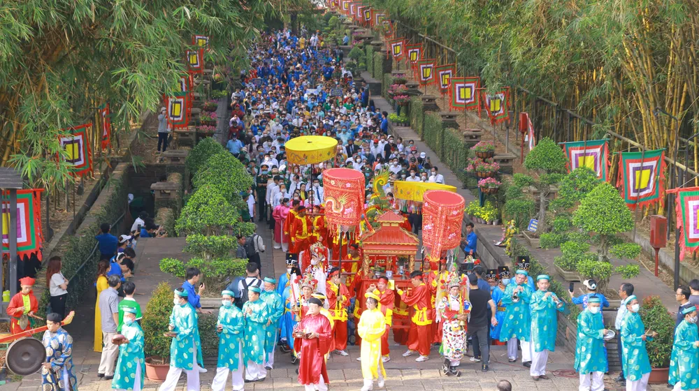 Nghi thức diễu hành rước lễ dâng bánh chưng, bánh dày lên Quốc Tổ Hùng Vương. Ảnh: VÕ THƠ