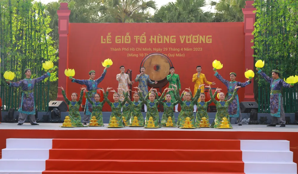 Chương trình văn nghệ chào mừng tại lễ Giỗ Tổ Hùng Vương. Ảnh: VÕ THƠ