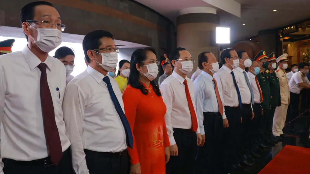 Các đại biểu dự lễ và dâng hương tưởng niệm Quốc Tổ Hùng Vương. Ảnh: VÕ THƠ