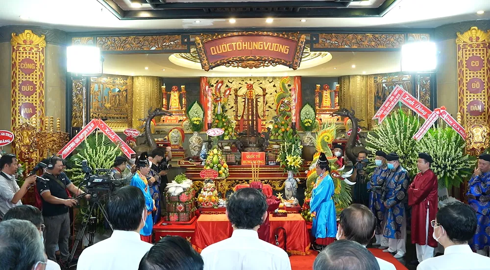 Các đại biểu dự lễ và dâng hương tưởng niệm Quốc Tổ Hùng Vương. Ảnh: VÕ THƠ