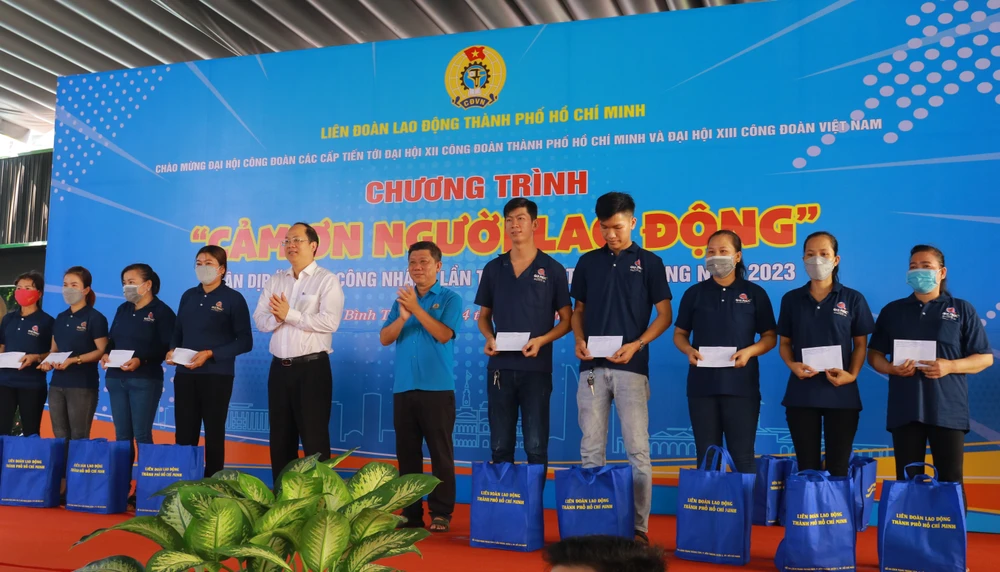 Phó Bí thư Nguyễn Hồ Hải (áo trắng) và Phó Chủ tịch Thường trực Liên đoàn Lao động TP Trần Đoàn Trung tặng quà cho công nhân, người lao động. Ảnh: VT