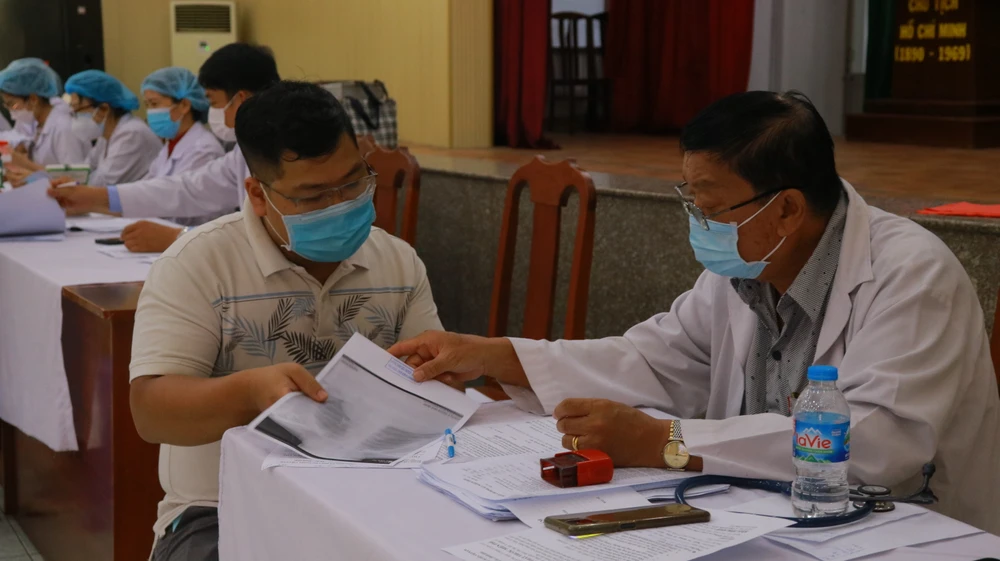 Tại chương trình công nhân, người lao động được tư vấn, khám sức khỏe và phát thuốc miễn phí. Ảnh: VT