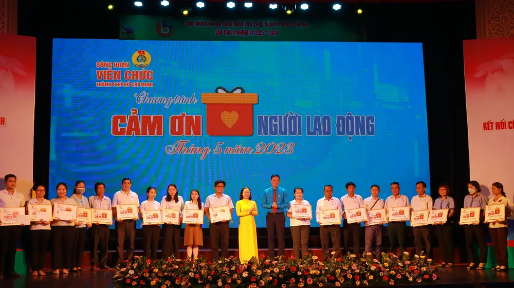 20 lao động của Văn phòng Thành ủy và BQL Đường sắt đô thị TP nhận quà từ chương trình "Cảm ơn Người lao động". Ảnh: VT 20 lao động của Văn phòng Thành ủy và BQL Đường sắt đô thị TP nhận quà từ chương trình "Cảm ơn Người lao động". Ảnh: VT