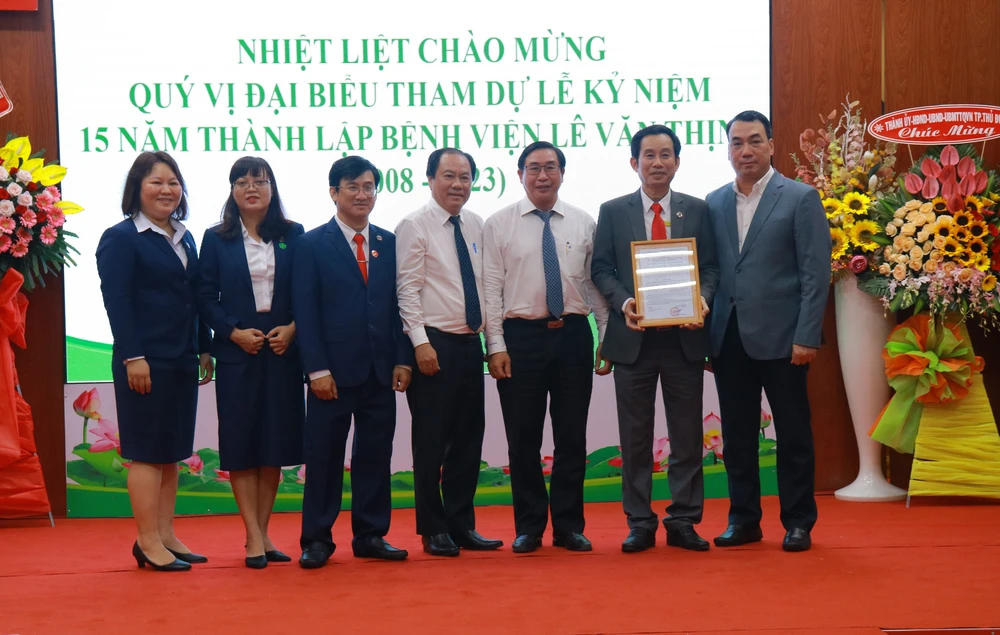 TS.BS Nguyễn Ngô Quang, Phó Cục trưởng Cục Khoa học công nghệ và Đào tạo Bộ Y tế trao Giấy chứng nhận về công tác đào tạo liên tục cho BV Lê Văn Thịnh. Ảnh: VT