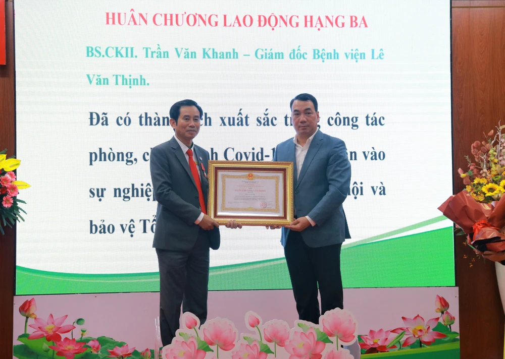Dịp này, BS.CKII Trần Văn Khanh được nhận Huân chương Lao động Hạng 3 của Chủ tịch nước về công tác phòng chống dịch COVID-19. Ảnh: VT