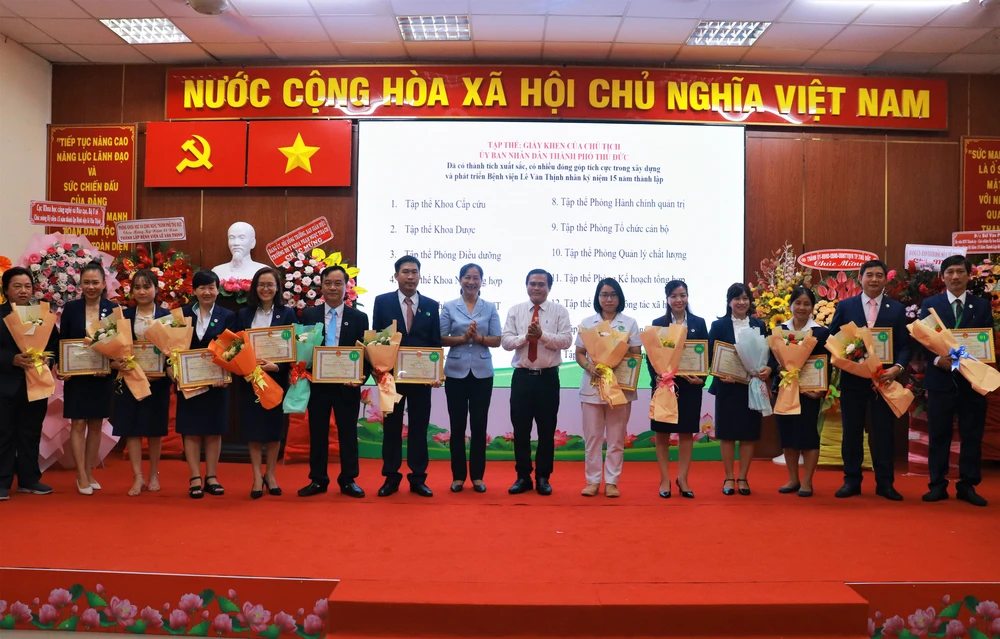 Các cá nhân, tập thể có nhiều đóng góp tích cực trong xây dựng và phát triển BV được nhận giấy khen của Chủ tịch UBND TP Thủ Đức. Ảnh: VT