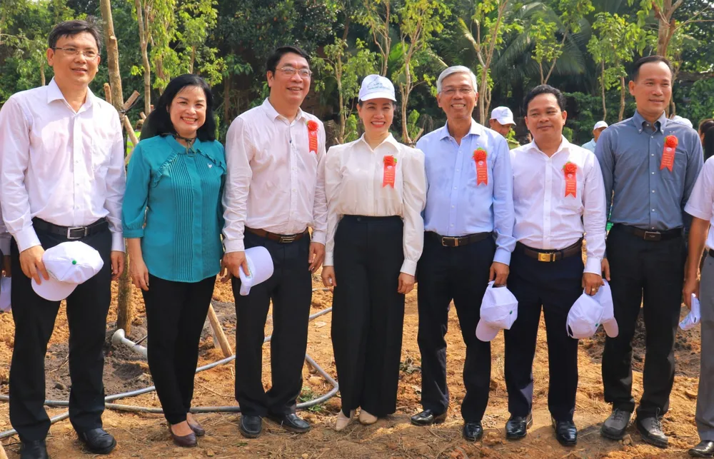 Các lãnh đạo cùng chụp ảnh lưu niệm sau khi trồng cây. Ảnh: VT Các lãnh đạo cùng chụp ảnh lưu niệm sau khi trồng cây. Ảnh: VT