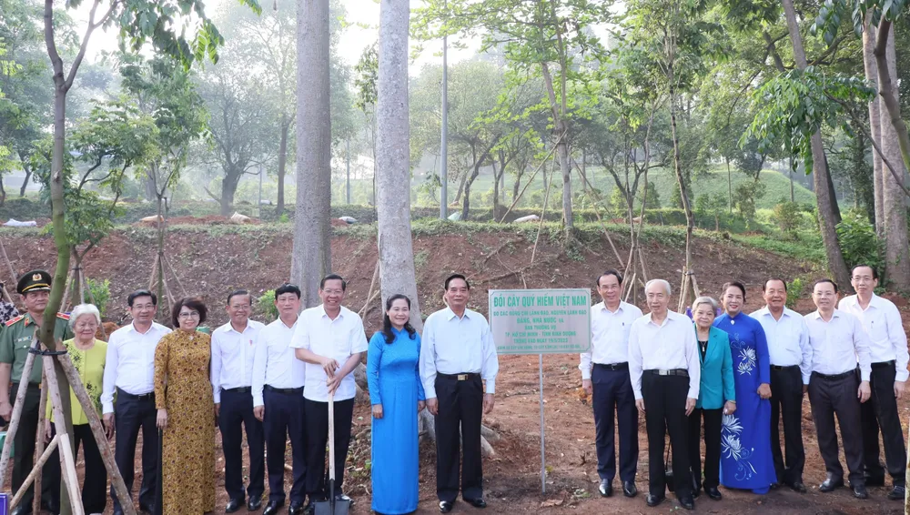 Các lãnh đạo chụp ảnh lưu niệm sau buổi trồng cây tại Công viên Lịch sử - Văn hóa Dân tộc. Ảnh: DQ