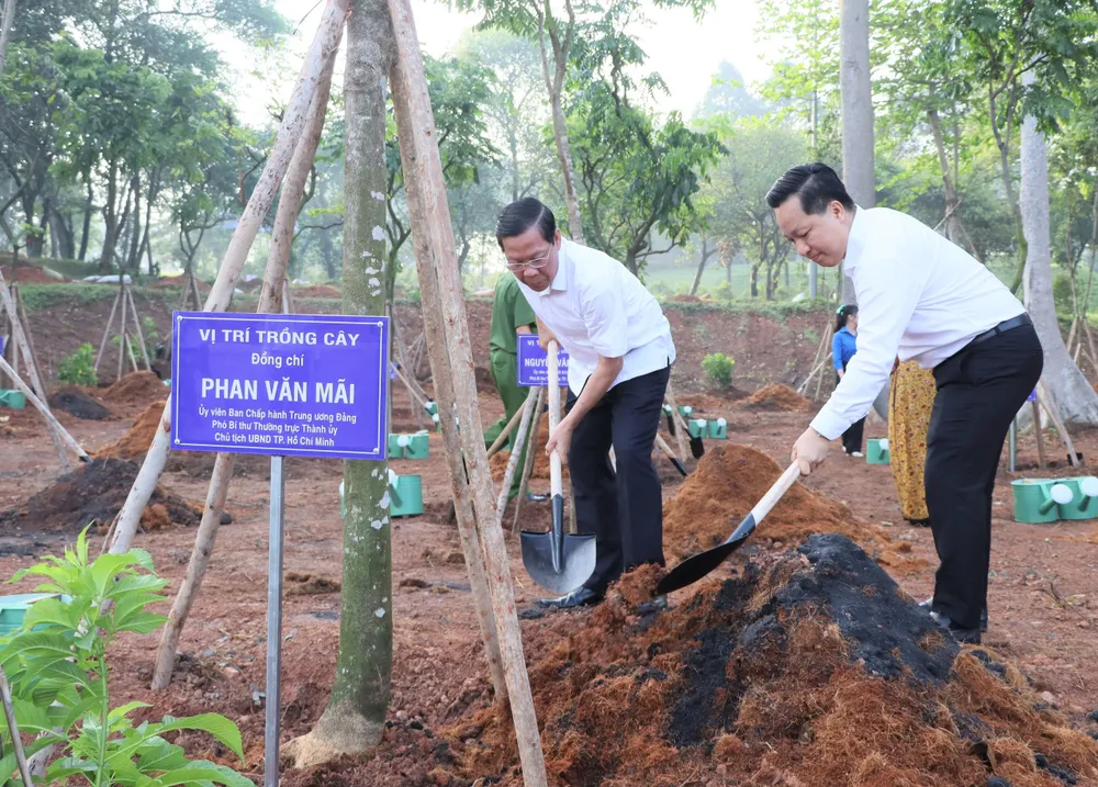 Chủ tịch UBND TP.HCM Phan Văn Mãi trồng cây tại Công viên Lịch sử - Văn hóa Dân tộc. Ảnh: DQ