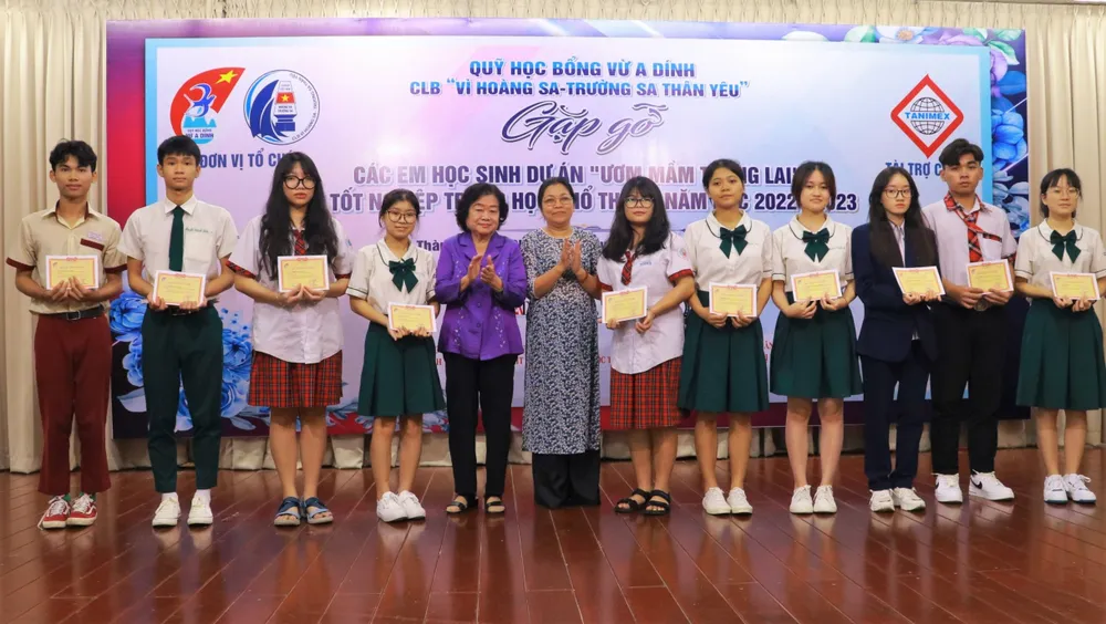 Các em học sinh trong dự án &quot;Ươm mầm tương lai&quot; của Quỹ học bổng Vừ A Dính được nhận quà động viên buổi gặp mặt trước kỳ thi THPT. Ảnh: VÕ THƠ