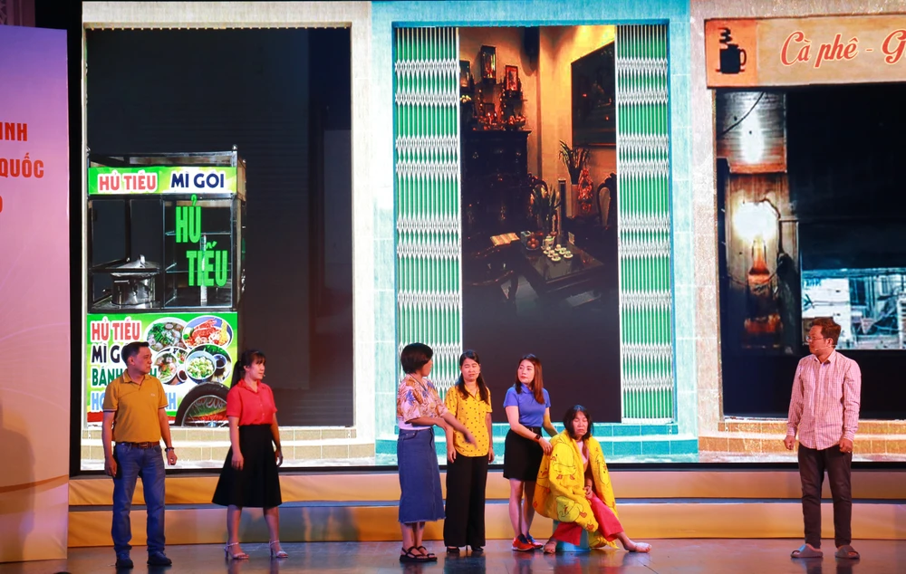 Tiểu phẩm "Hẻm nhỏ - Chuyện lớn" của Khối thi đua số 5. Ảnh: VT