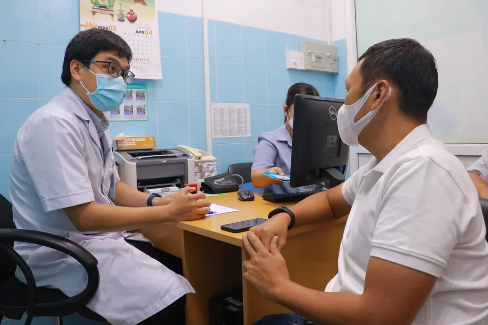 BS Vũ Khương An, Khoa Ngoại tiêu hóa đang tư vấn bệnh trào ngược dạ dày thực quản cho người dân. Ảnh: VÕ THƠ