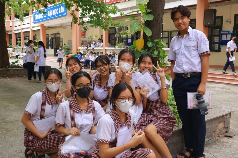 Trúc Ngân cùng nhóm bạn rạng rỡ trước khi hoàn thành môn thi cuối cùng. Ảnh: VÕ THƠ