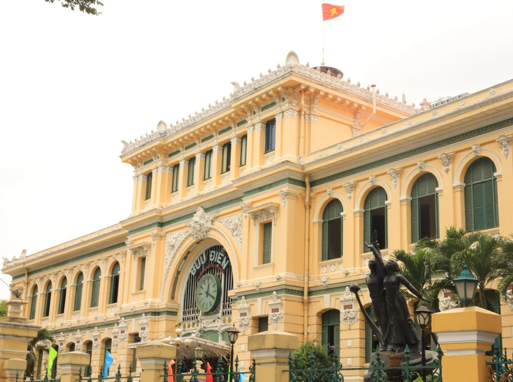 Tọa lạc tại công trường Công xã Paris (Q.1, TP.HCM), Bưu điện Trung tâm TP.HCM (Bưu điện Sài Gòn) là một trong những công trình kiến trúc cổ thời Pháp hơn 100 năm còn được giữ lại khá nguyên bản. Hiện tại, Bưu điện TP.HCM là một trong những điểm tham quan hấp dẫn của du khách trong và ngoài nước.