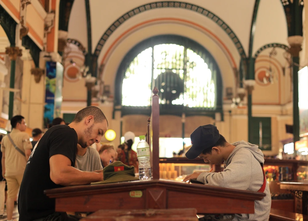 Tồn tại hơn 150 năm, Bưu điện Trung tâm TP.HCM mang ý nghĩa rất lớn về mặt kiến trúc - văn hóa - lịch sử với người dân TP. Dù thời gian có thay đổi thế nào, Bưu điện vẫn sẽ là một điểm tham quan vắt ngang giữa trung tâm qua bao thế kỷ mãi mãi đáng giá, vẫn sẽ là một phần của Sài Gòn hoa lệ. Ở đó, mọi người đến đây không phân biệt màu da, tuổi tác đều như chính mình đi từ trong ký ức đến hiện tại và tương lai.