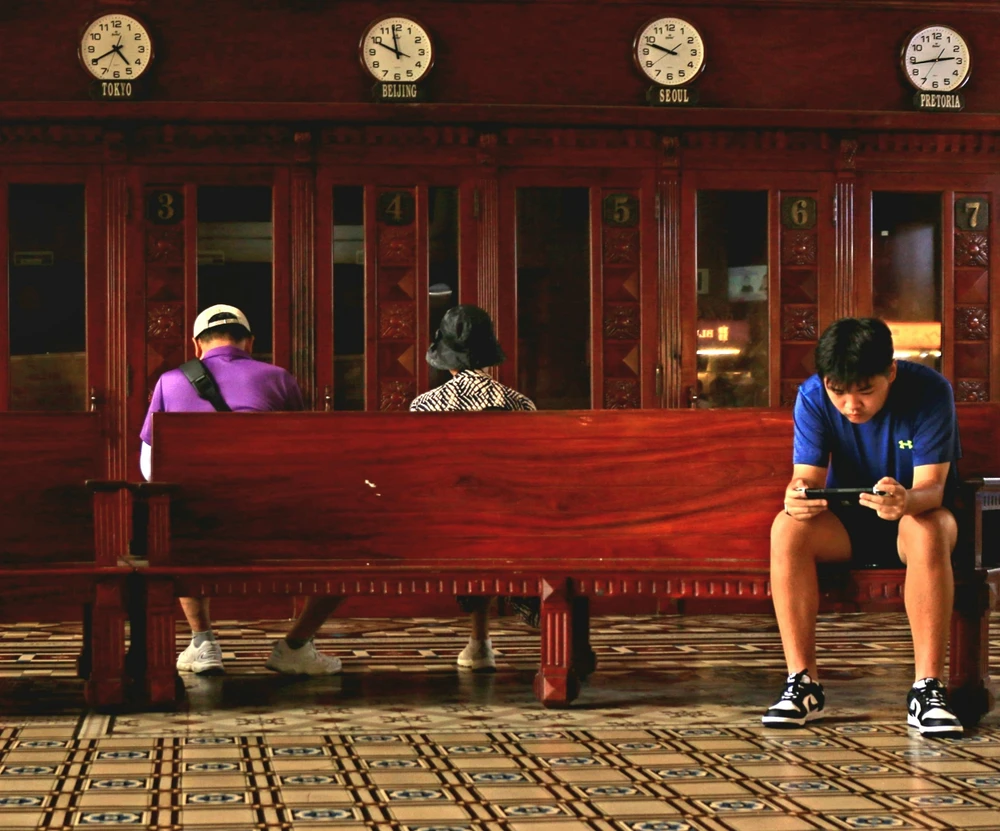 Nếu du khách tinh ý sẽ thấy cửa sổ của các khối bên của tòa nhà có dạng vòm thì các cửa sổ của khối giữa là hình chữ nhật. Và khi ngồi xuống những hàng ghế gỗ có tuổi đời trăm năm sẽ cho ta cảm giác giống như đang ngồi đợi tàu.