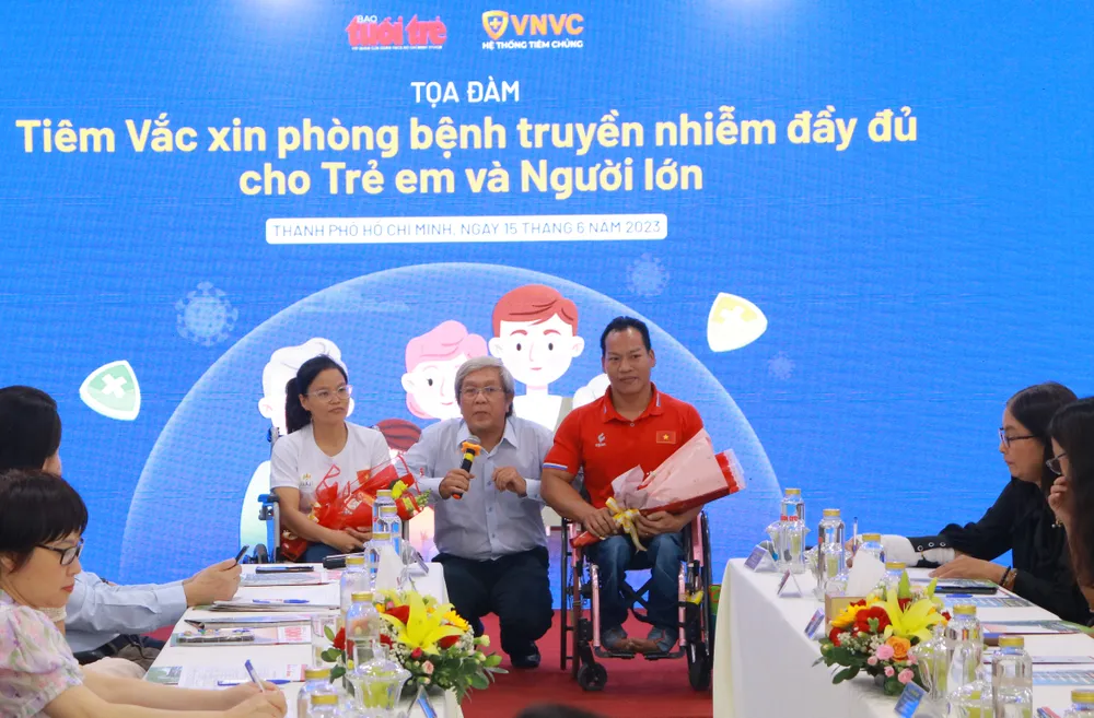 Chị Nguyễn Thị Sari và anh Lê Văn Công chia sẻ tại buổi tọa đàm. Ảnh: VT Chị Nguyễn Thị Sari và anh Lê Văn Công chia sẻ tại buổi tọa đàm. Ảnh: VT