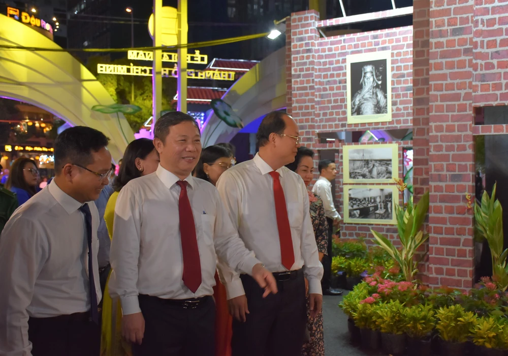Phó Chủ tịch UBND TP.HCM Dương Anh Đức cùng các lãnh đạo tham quan không gian triển lãm hình ảnh. Ảnh: PV