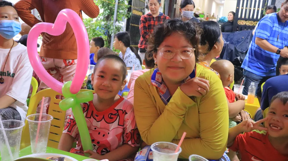 Tại đây các em được vui chơi, ăn uống, ca hát và được nhận những món quà sinh nhật ý nghĩa. Ảnh: VT