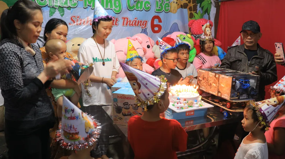 Các em nhỏ có sinh nhật trong tháng 6 hào hứng cùng nhau ước nguyện và thổi nến. Ảnh: VT