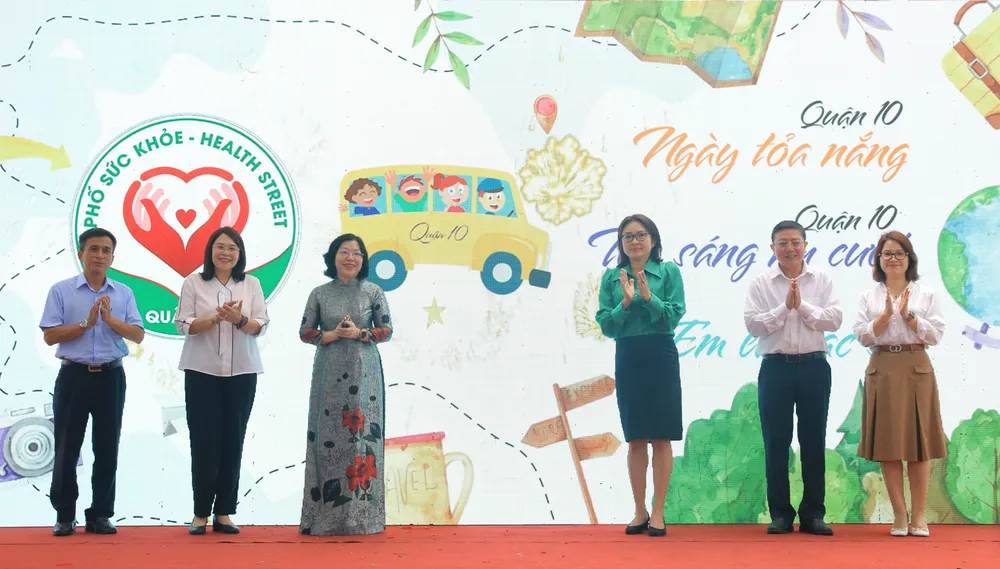 Các đại biểu trong lễ ra mắt Phố sức khỏe và công bố sản phẩm du lịch y tế. Ảnh: VÕ THƠ Các đại biểu trong lễ ra mắt Phố sức khỏe và công bố sản phẩm du lịch y tế. Ảnh: VÕ THƠ