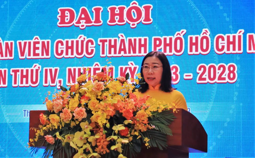 Phó Bí thư Đảng ủy khối Hàng Thị Thu Nga phát biểu tại Đại hội. Ảnh: VÕ THƠ