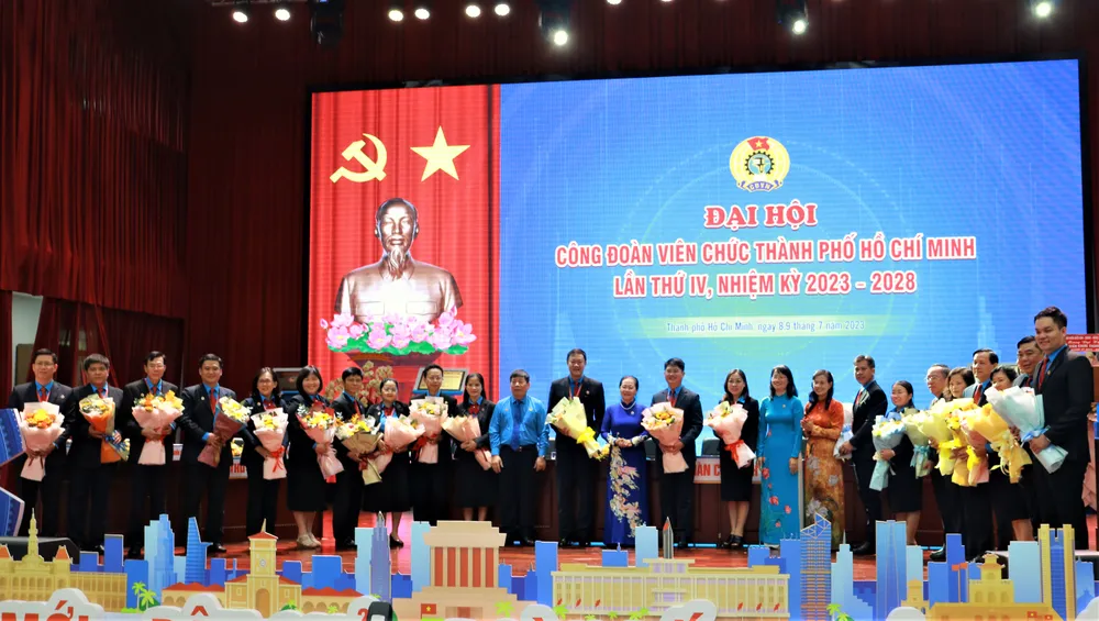 Ban Chấp hành Công đoàn viên chức TP.HCM nhiệm kỳ 2023-2028 ra mắt Đại hội. Ảnh: VÕ THƠ Ban Chấp hành Công đoàn viên chức TP.HCM nhiệm kỳ 2023-2028 ra mắt Đại hội. Ảnh: VÕ THƠ